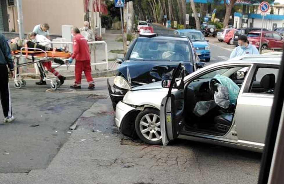 Scontro frontale tra auto in viale della Repubblica Tre feriti, una è grave 