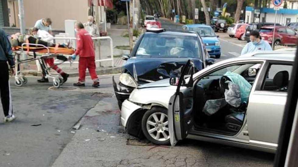 Scontro frontale tra auto in viale della Repubblica Tre feriti, una è grave