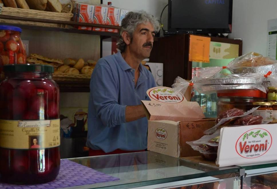 L’ex sindaco ora torna in salumeria «Condannato dai renziani del Pd» 