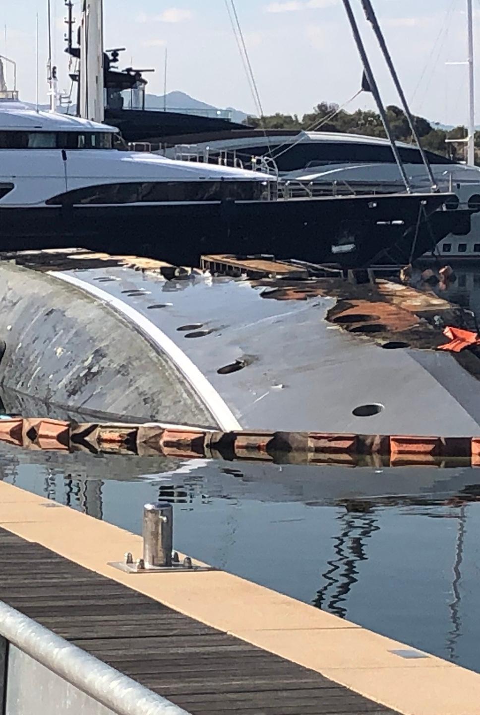 Il maxi yacht andato a fuoco non è stato ancora rimosso