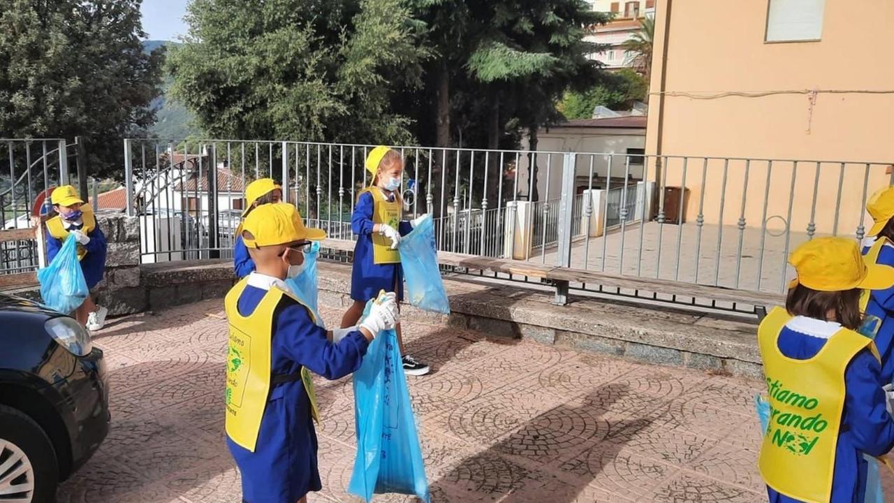 I bambini di Burgos puliscono strade e giardini 