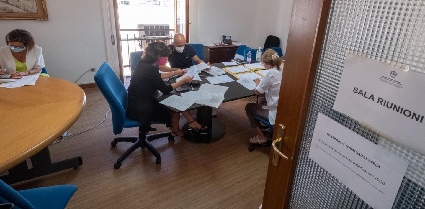 Aerei, ancora tutto fermo dopo 6 giorni di incertezza 