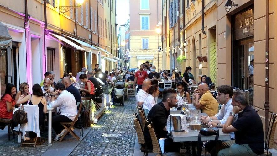 Modena. “Tavolini sotto le stelle” continua Evento fino al termine del mese