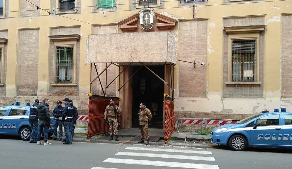 Modena. Ferisce un agente e lo prende a pugni dopo uno schianto 