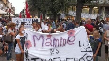 Una manifestazione dei cittadini a Follonica nel 2016 contro l'inceneritore di Scarlino (Foto Giorgio)