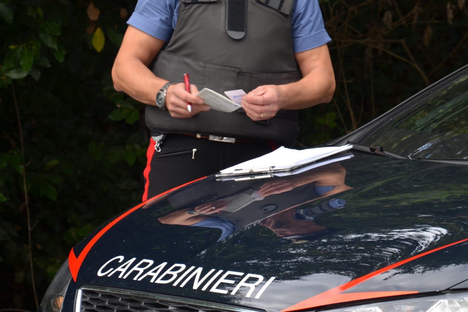 Litigano in strada per motivi sentimentali, una aveva un coltello in borsa: denunciata 