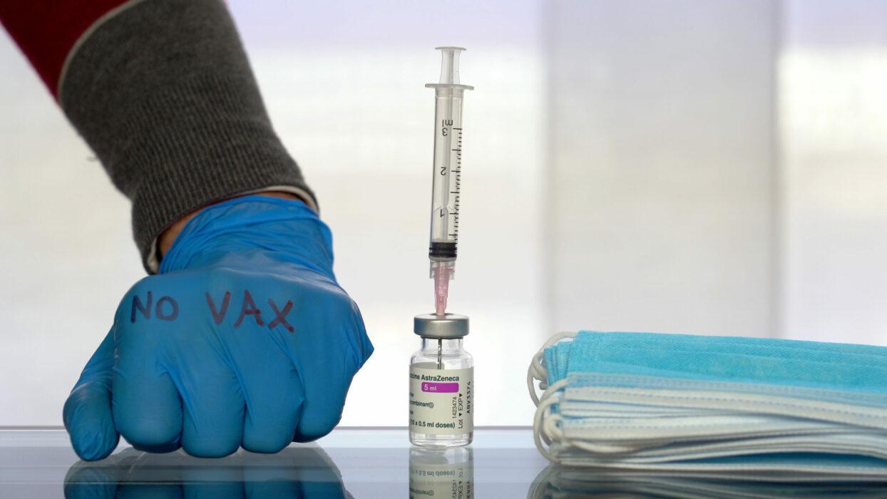 Prato: l'Asl sospende sei medici, tre infermieri e tre tecnici non vaccinati 