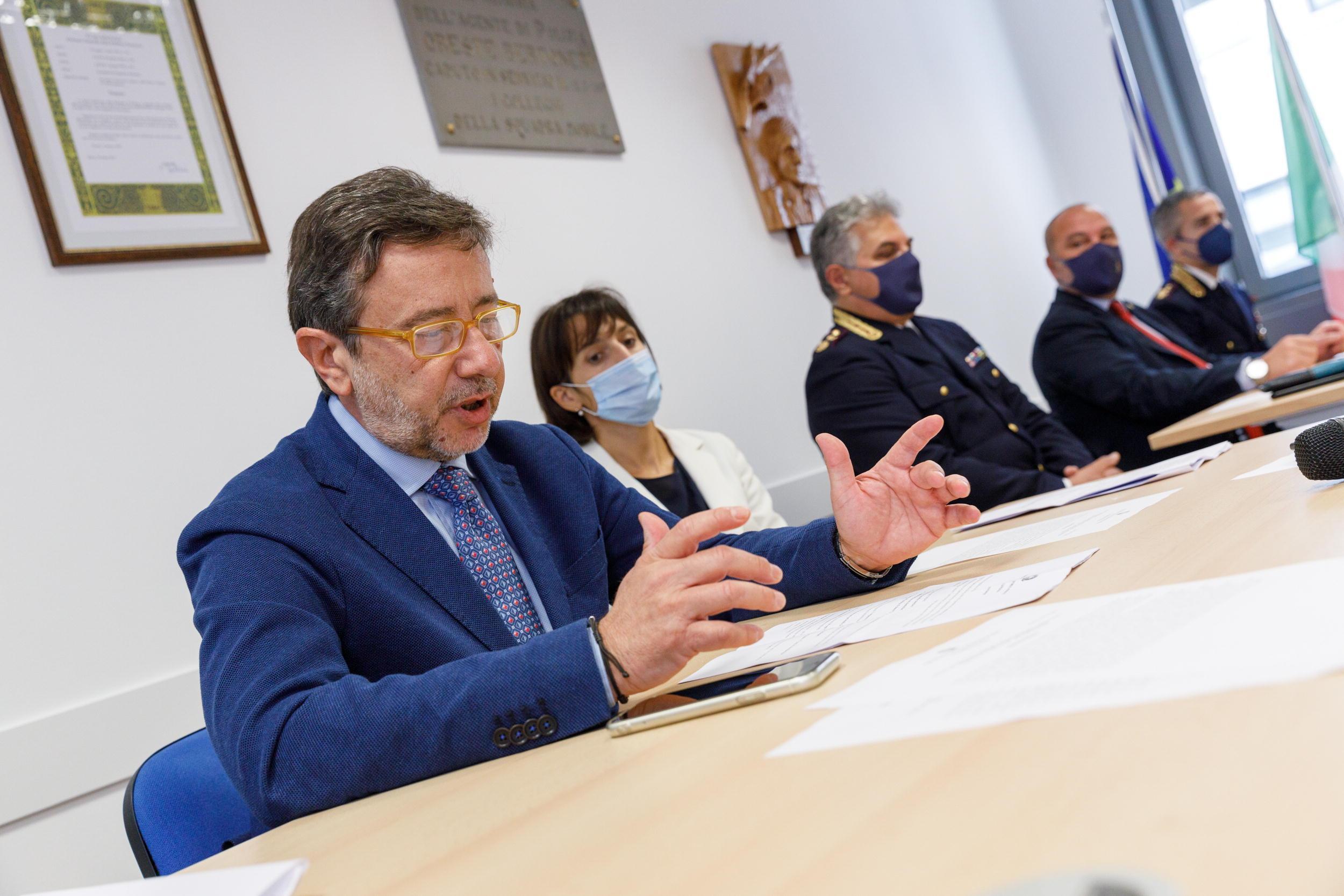 La conferenza stampa in questura sull'inchiesta