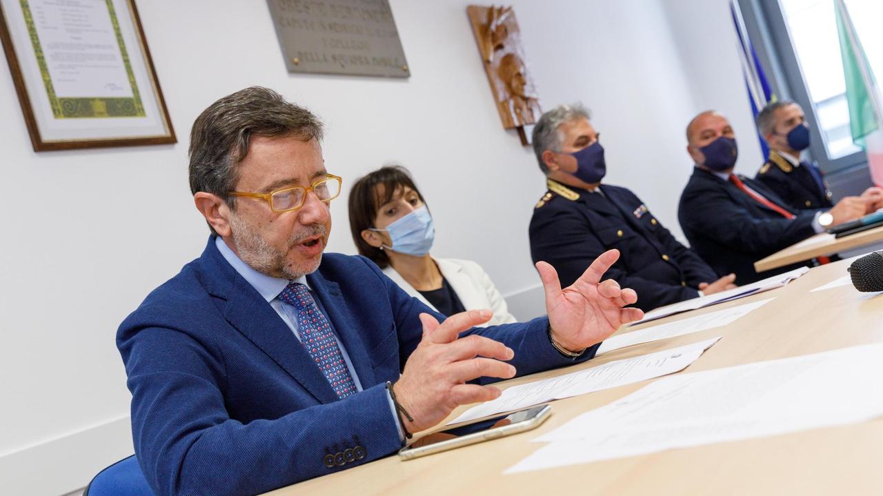 La conferenza stampa in questura sull'inchiesta