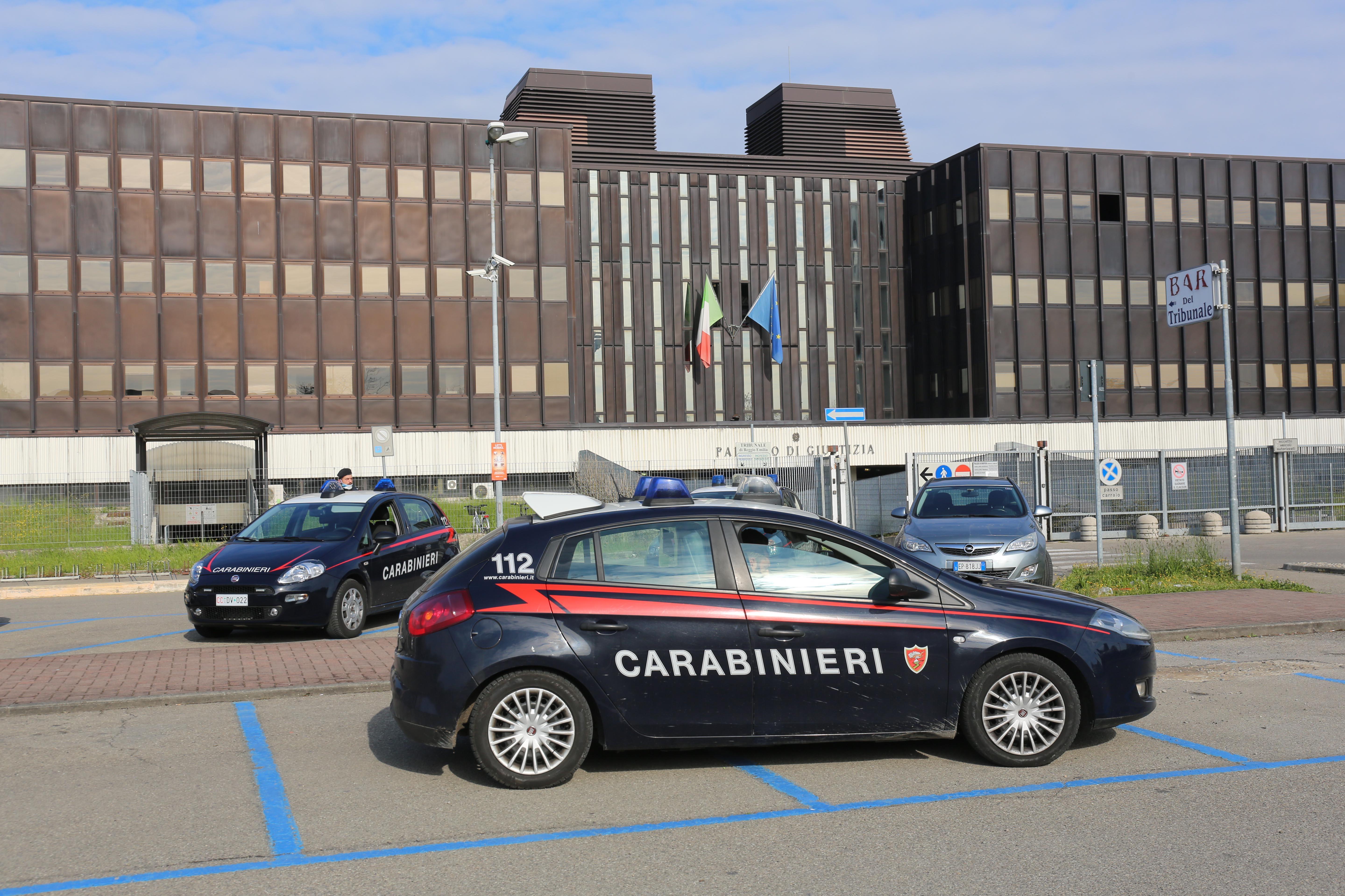 Reggio Emilia, entra in tribunale con due coltellini: denunciata una 55enne