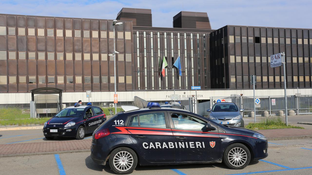 Reggio Emilia, entra in tribunale con due coltellini: denunciata una 55enne