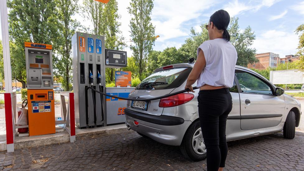 A Livorno i prezzi dei carburanti continuano a salire. Per il metano resiste solo un distributore