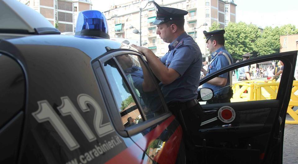 Ubriaco e drogato si schianta contro un palo e accusa un furgone pirata