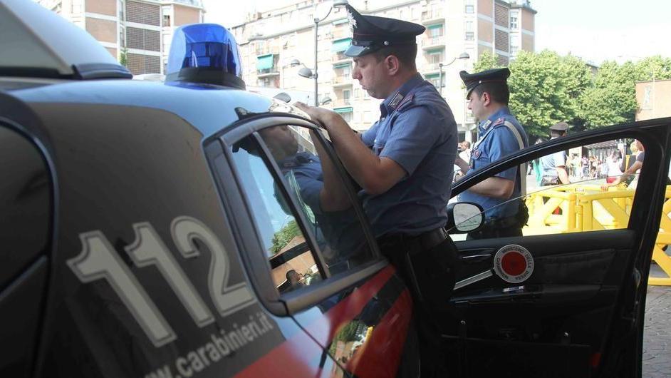 Ubriaco e drogato si schianta contro un palo e accusa un furgone pirata