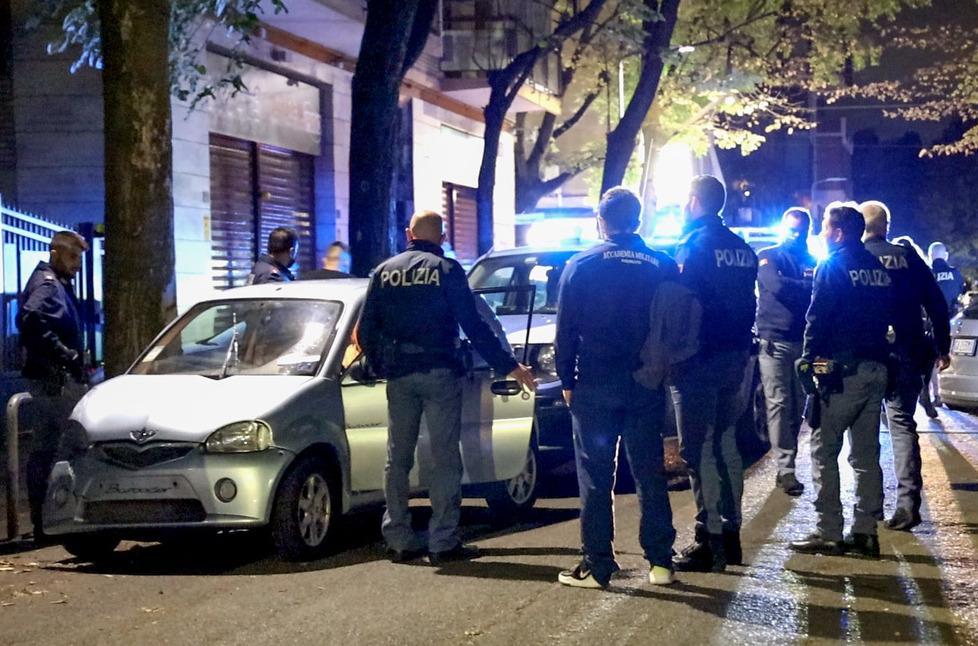 Modena, minicar impazzita in zona Musicisti, speronate una ventina di auto in sosta 