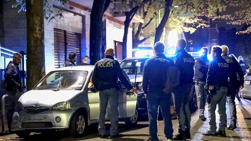 Modena, minicar impazzita in zona Musicisti, speronate una ventina di auto in sosta