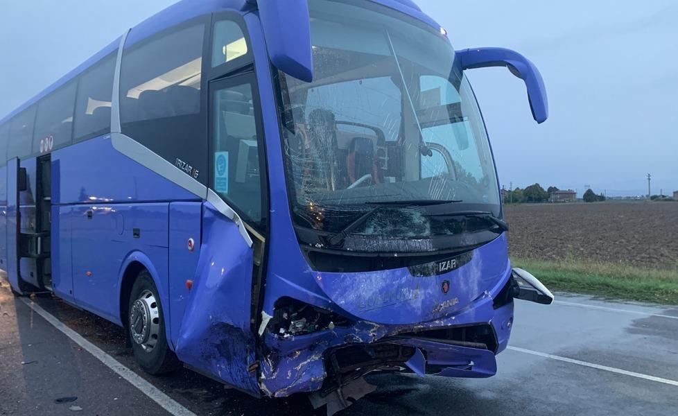 Spilamberto, si schianta contro un pullman all’alba: 28enne muore mentre va al lavoro 