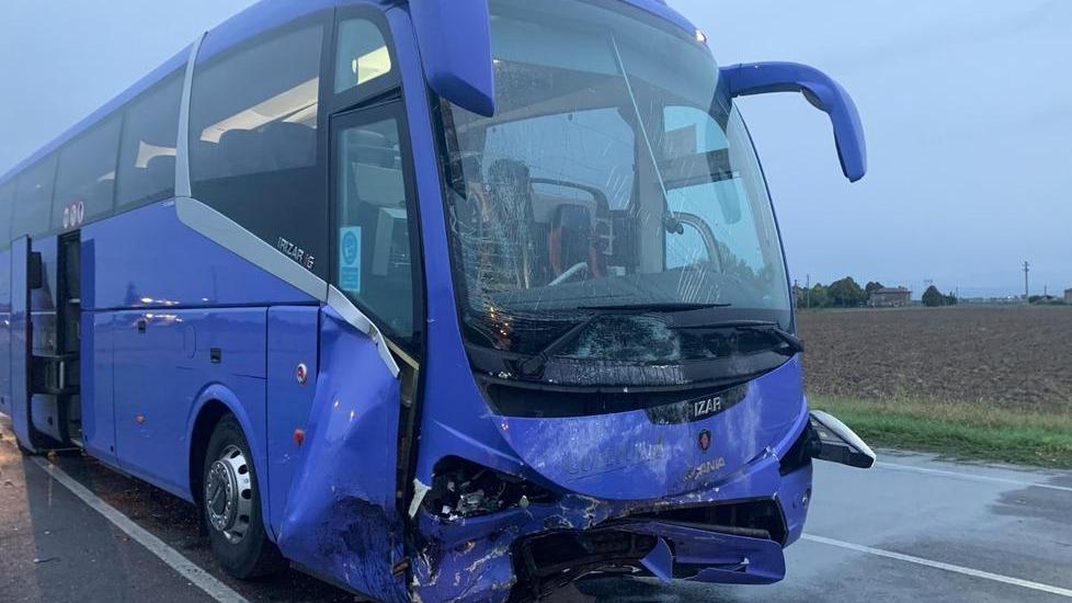 Spilamberto, si schianta contro un pullman all’alba: 28enne muore mentre va al lavoro