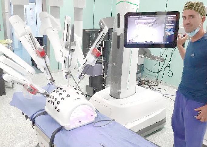 Il responsabile del reparto di urologia Massimo Madonia con il robot Da Vinci