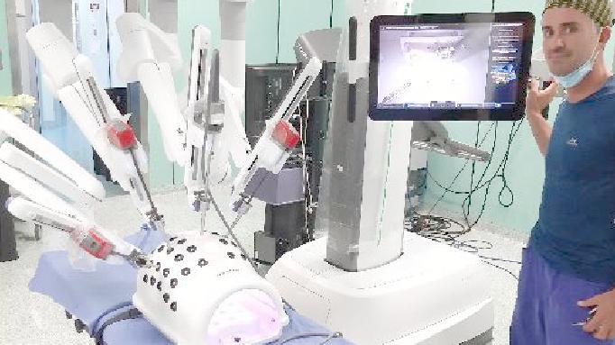 Il responsabile del reparto di urologia Massimo Madonia con il robot Da Vinci