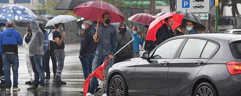 Anche il sindaco al corteo I lavoratori: azioni, non parole