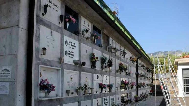 Cimitero, niente vasi di fiori a terra. È polemica