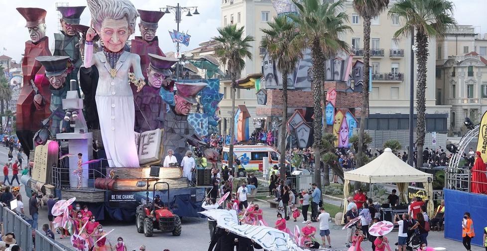 Coreografie, figuranti e mascherone: lo spettacolo itinerante è servito 
