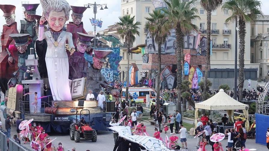 Coreografie, figuranti e mascherone: lo spettacolo itinerante è servito
