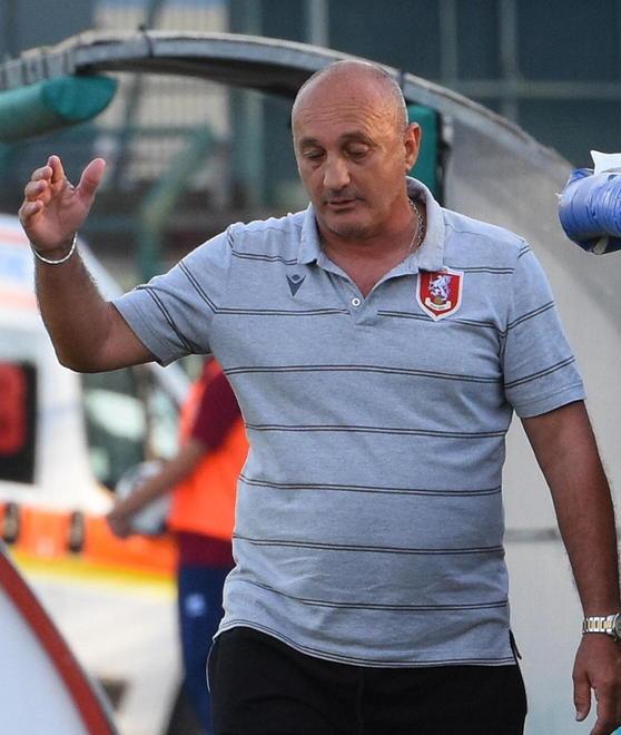 Mister Magrini difende i giocatori del Grifone «Sono tutti dispiaciuti ma si impegnano» 
