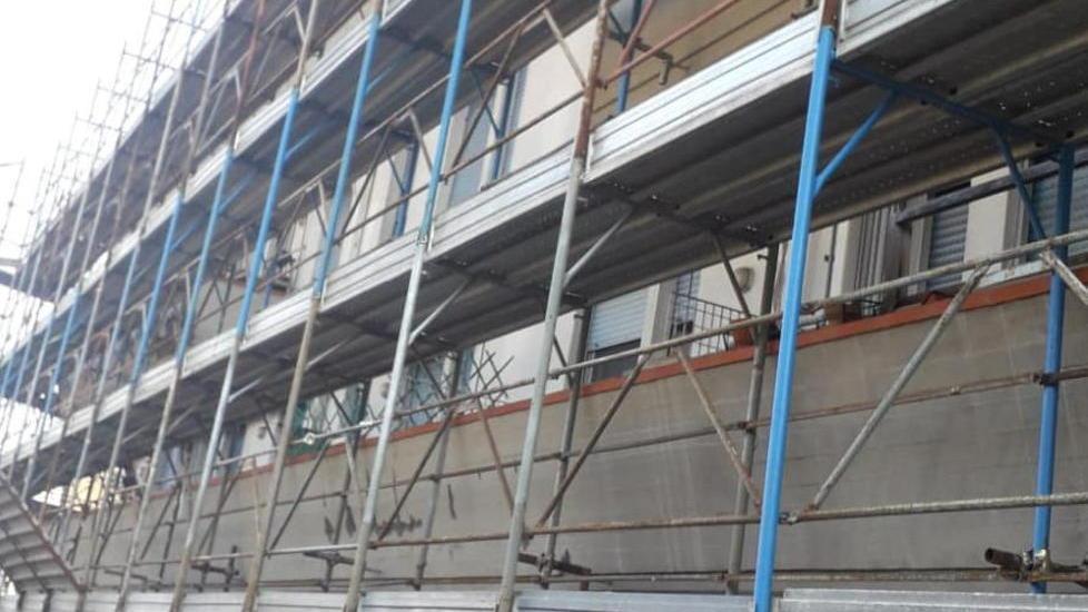Quell’impalcatura serve per mettere in sicurezza la facciata dell’edificio