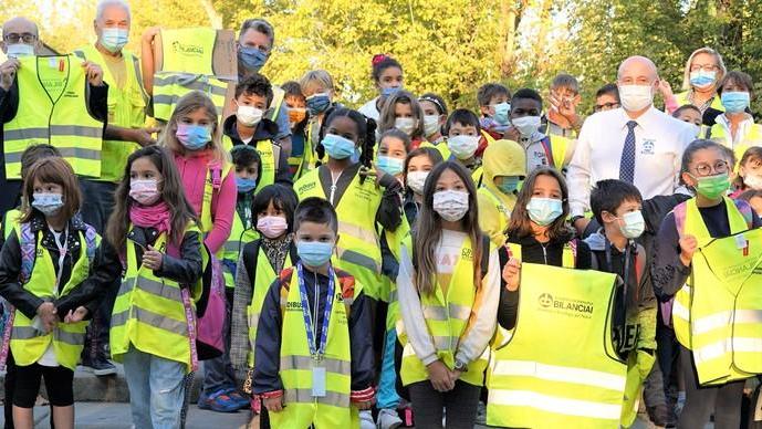 Pettorine per andare a scuola: «Così i bimbi sono più sicuri»