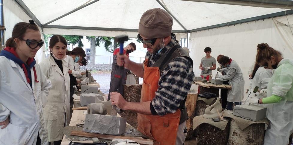 Studenti del Venturi a lezione di scultura da Dario Tazzioli 