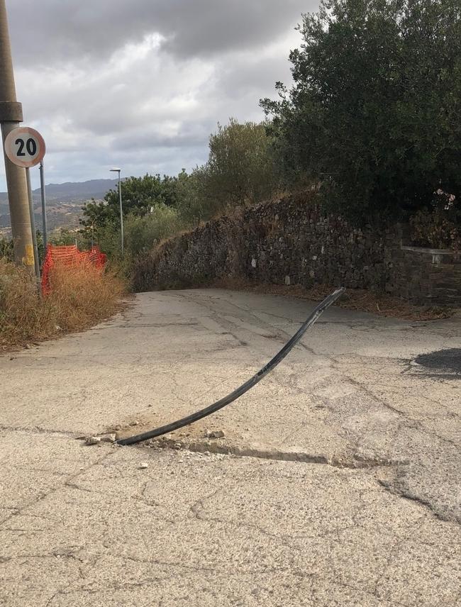 Via Monserrato, strada degradata 