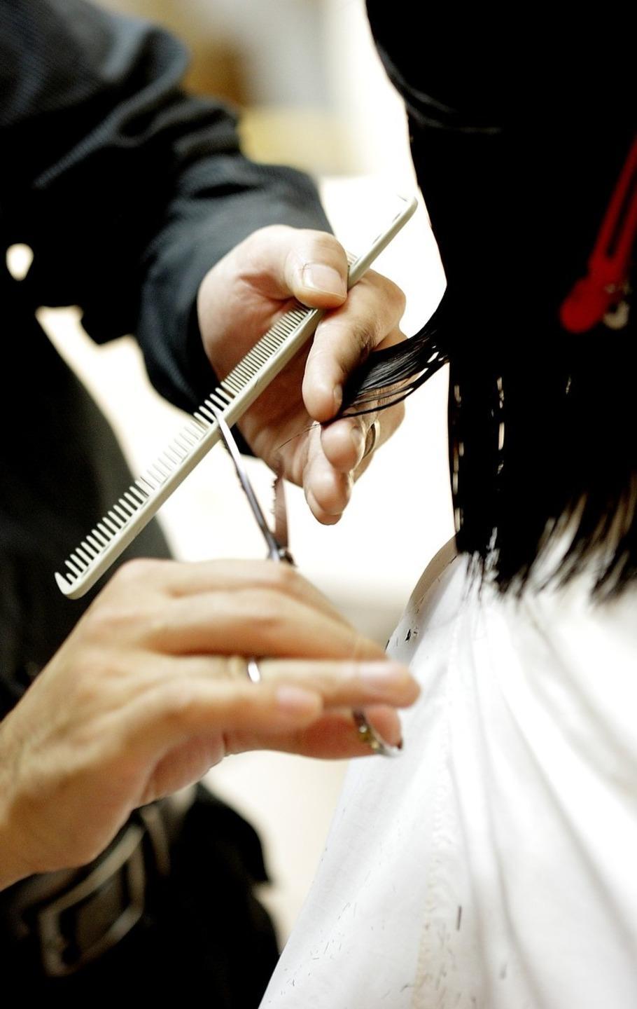 Cercasi muratori carpentieri gommisti e parrucchieri