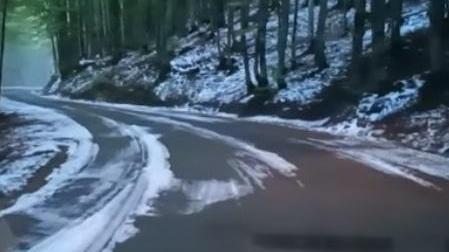 Appennino modenese Il Cimone si imbianca, la primissima neve in quota «Che sia di buon auspicio»