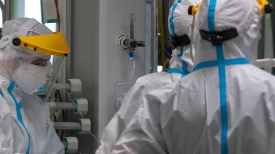 Morto “no vax”, si curava guardando internet. La procura indaga per omissione di soccorso