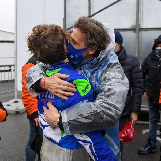 Un abbraccio tra Roberto Lacorte e suo figlio Nicola