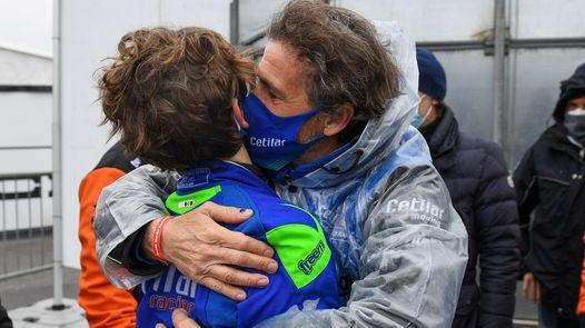 Un abbraccio tra Roberto Lacorte e suo figlio Nicola