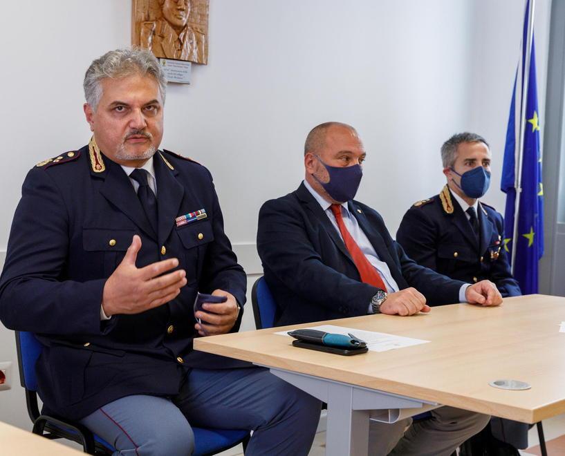 In primo piano Antonio Fusco, capo della Squadra mobile, che ha condotto le indagini
