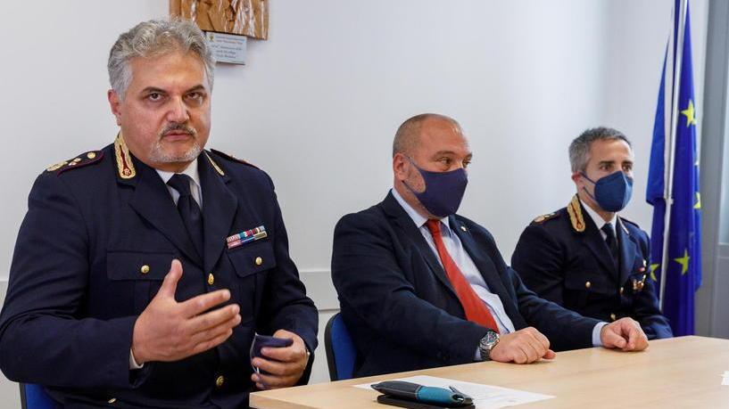 In primo piano Antonio Fusco, capo della Squadra mobile, che ha condotto le indagini