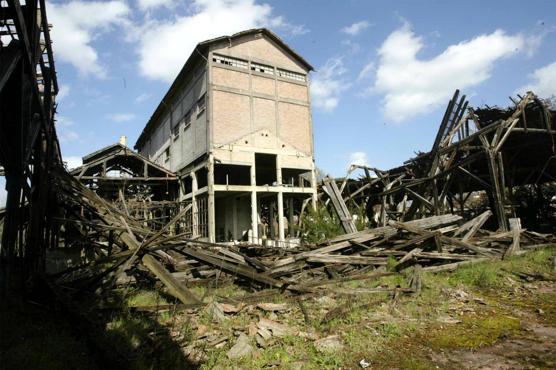 una veduta dall’interno del complesso ex Montecatini che ormai da decenni è in stato di abbandono