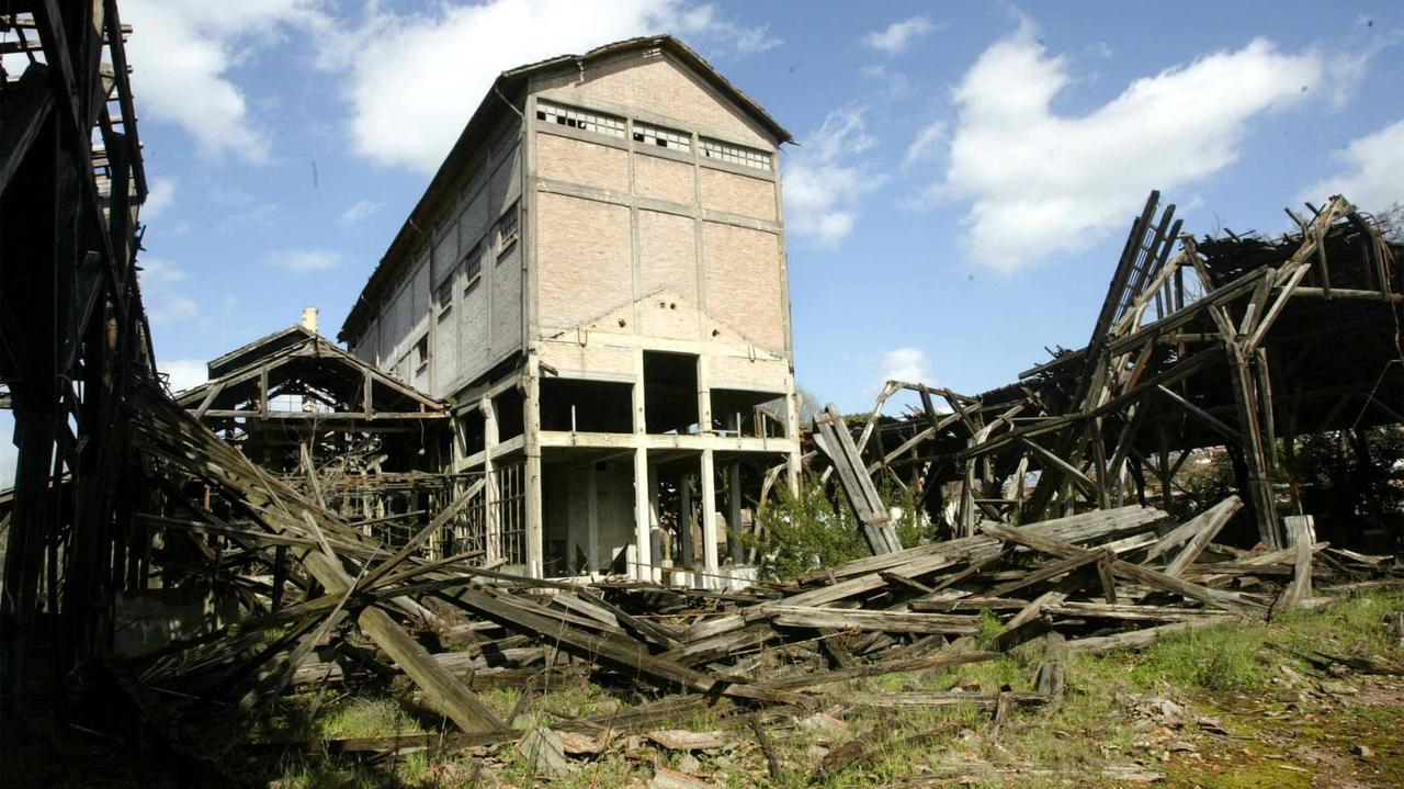 una veduta dall’interno del complesso ex Montecatini che ormai da decenni è in stato di abbandono