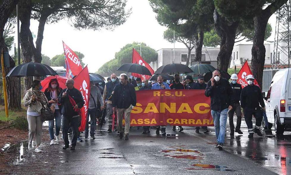 Il corteo dei lavoratori Sanac mercoledì mattina