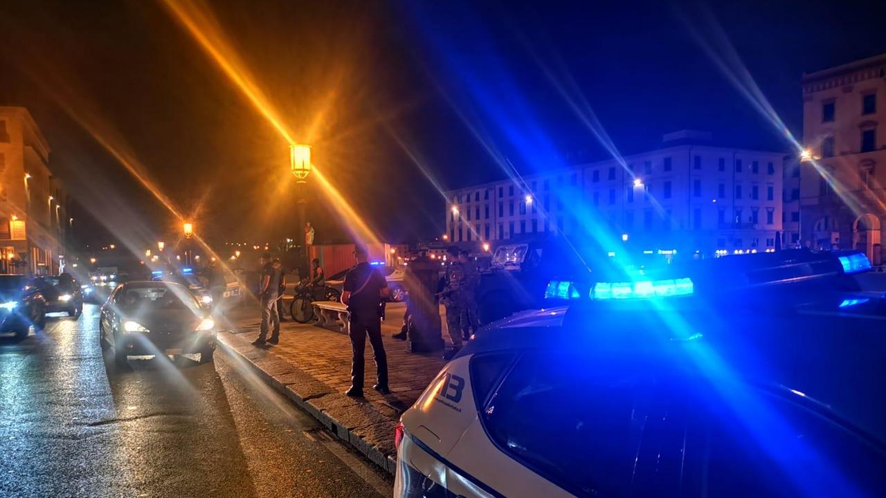 I controlli della polizia di Stato in piazza della Repubblica (foto d'archivio)