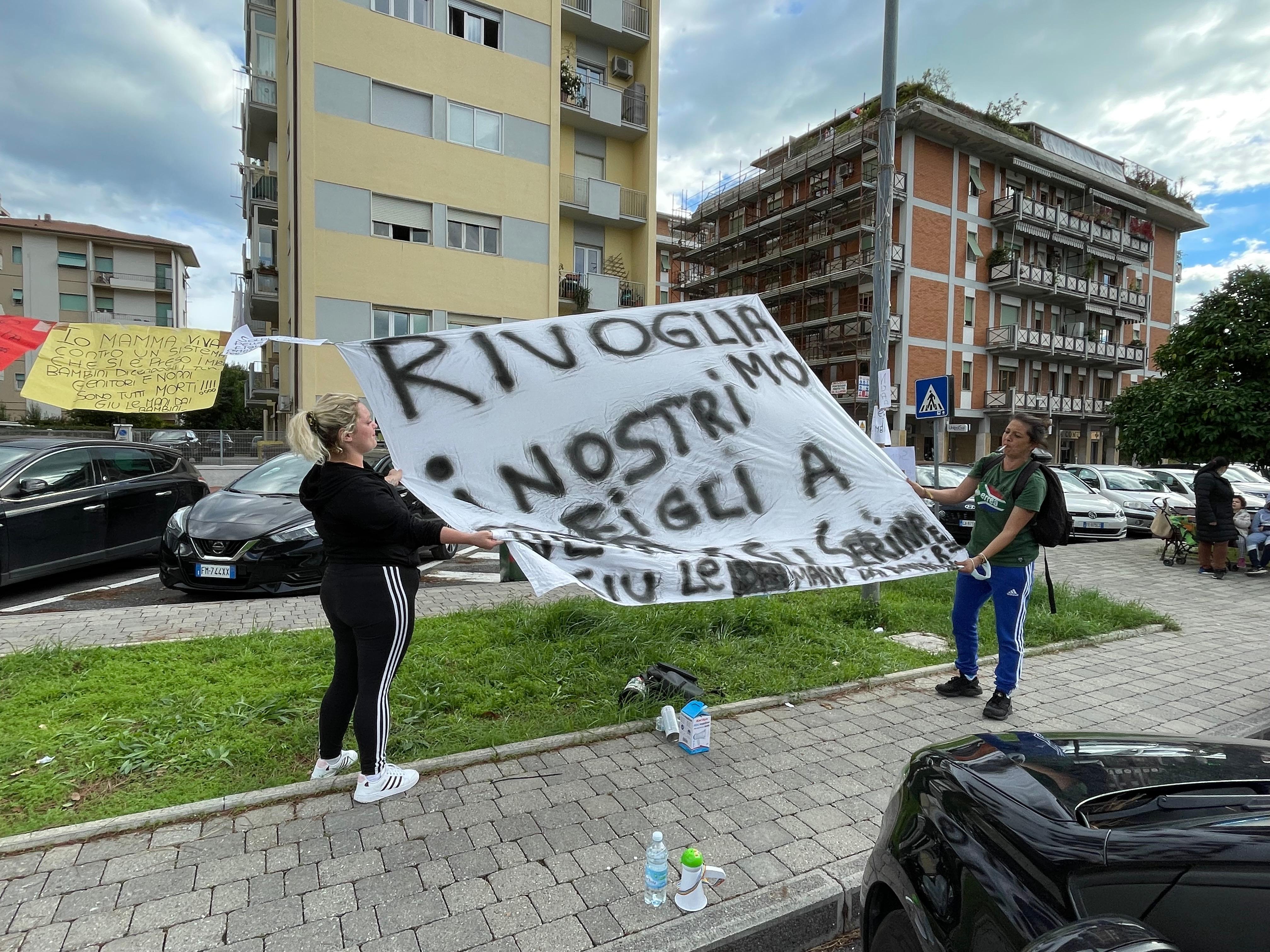 Un momento della protesta davanti al tribunale di Massa