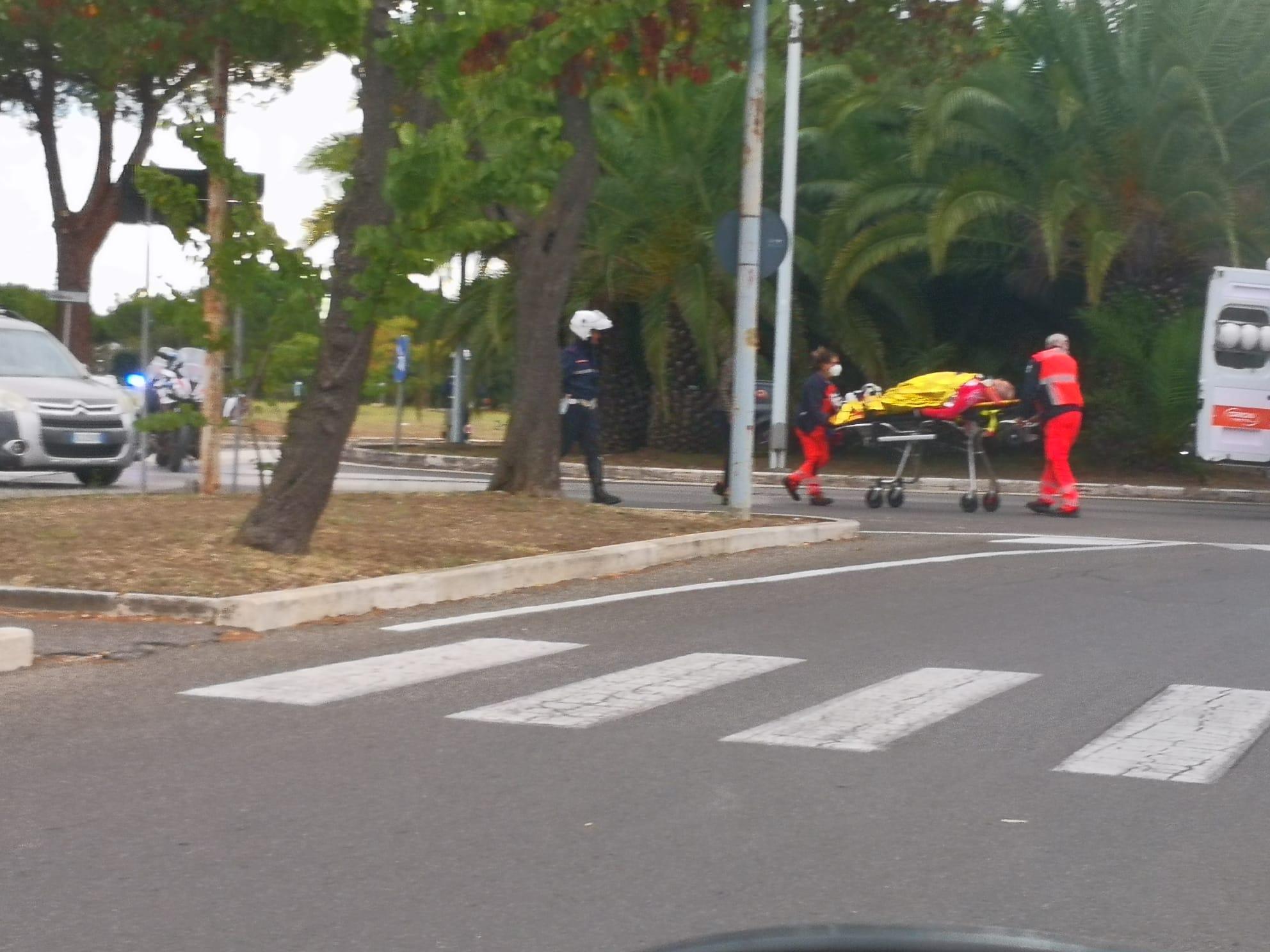Il momento in cui il ciclista viene caricato in ambulanza per essere accompagnato all'ospedale Misericordia di Grosseto
