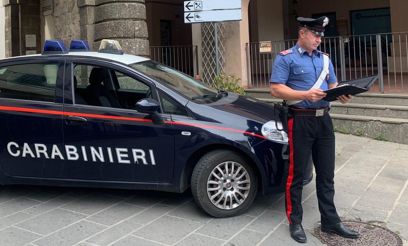 Nel paese di Arcidosso sono dovuti intervenire i carabinieri per fermare l'uomo armato di coltello che stava terrorizzando i cittadini