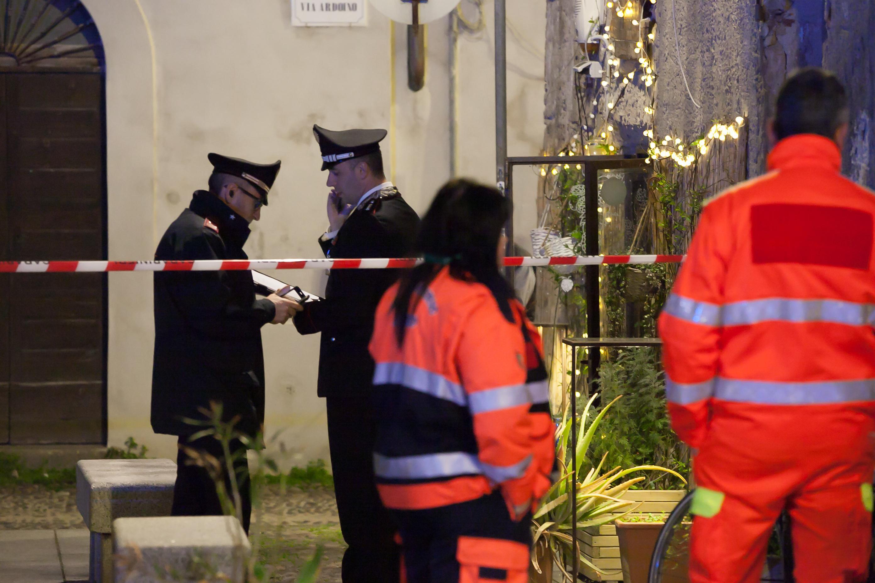 Carabinieri davanti all'abitazione teatro dell'uccisione di Alberto Melone ad Alghero