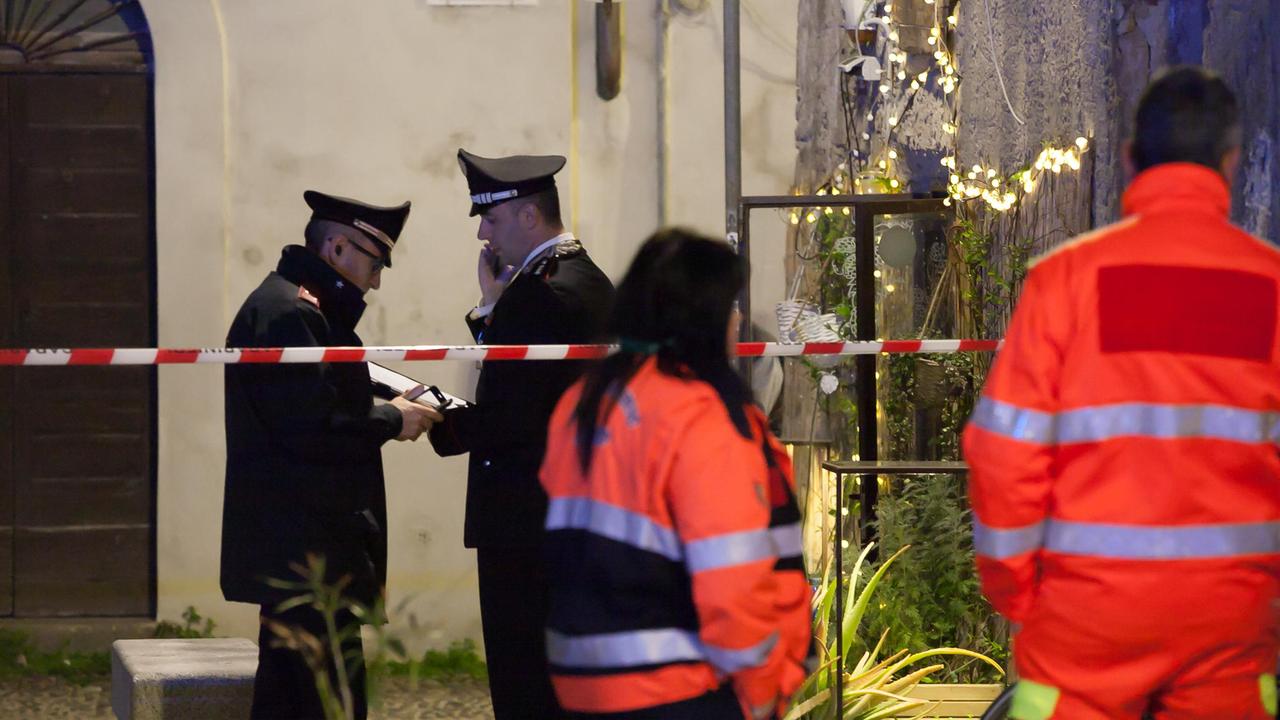 Carabinieri davanti all'abitazione teatro dell'uccisione di Alberto Melone ad Alghero