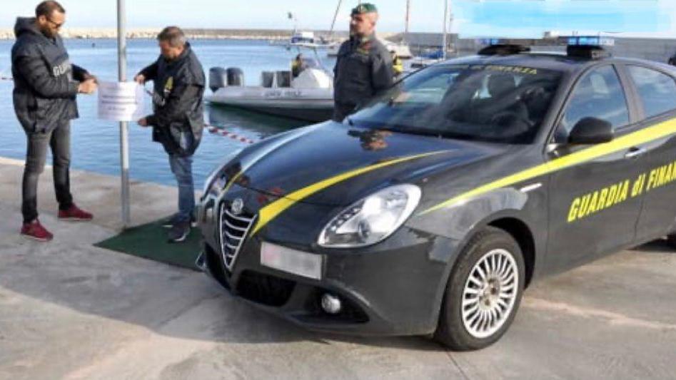 Gli uomini della guardia di finanza impegnati nell'operazione